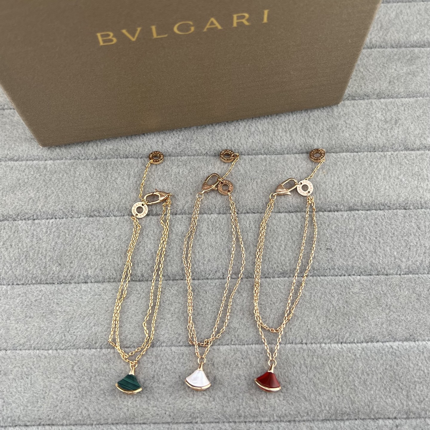 Skirt-shaped charm bracelet