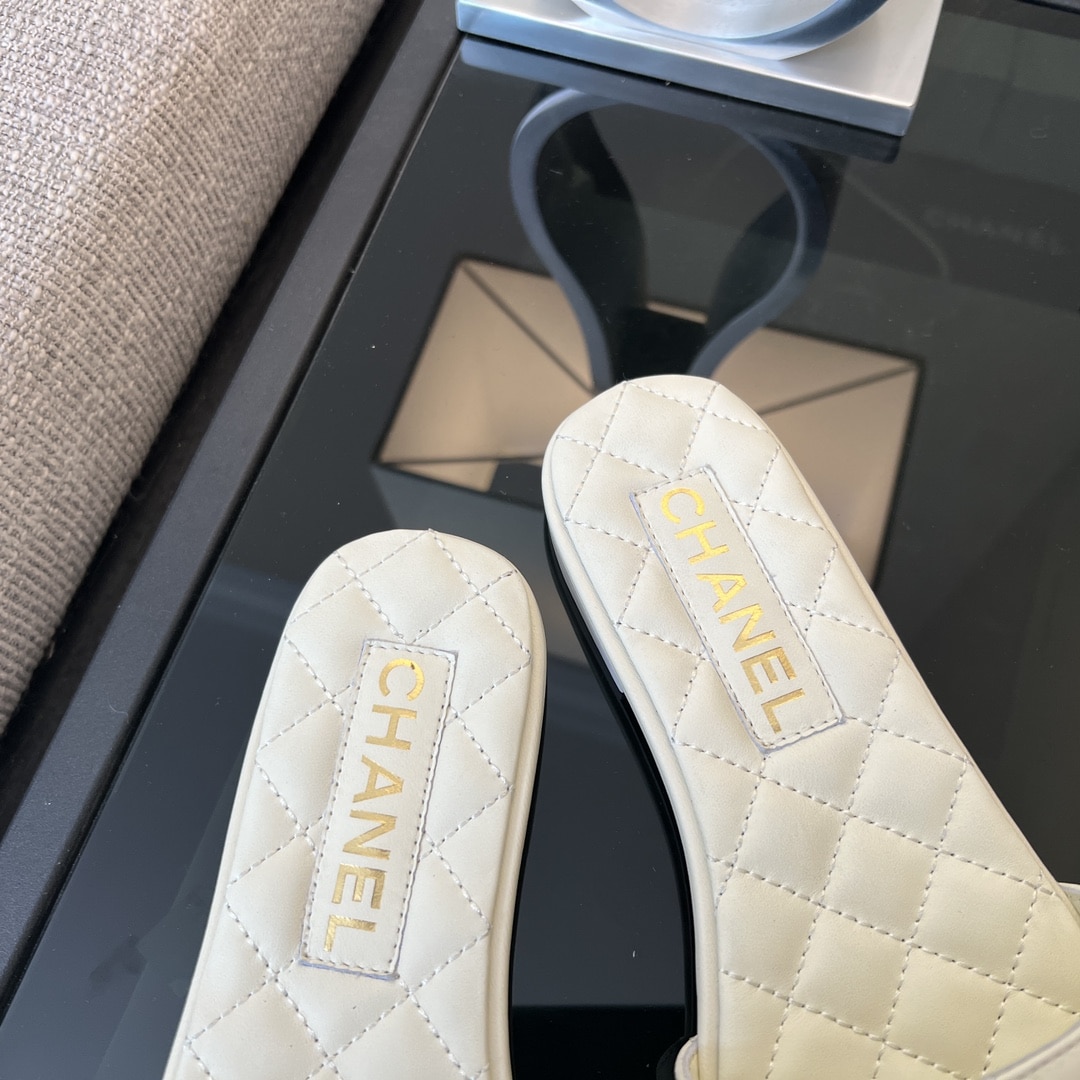 Chanel 23P Chain CC Slide Mules Quilted Leather White