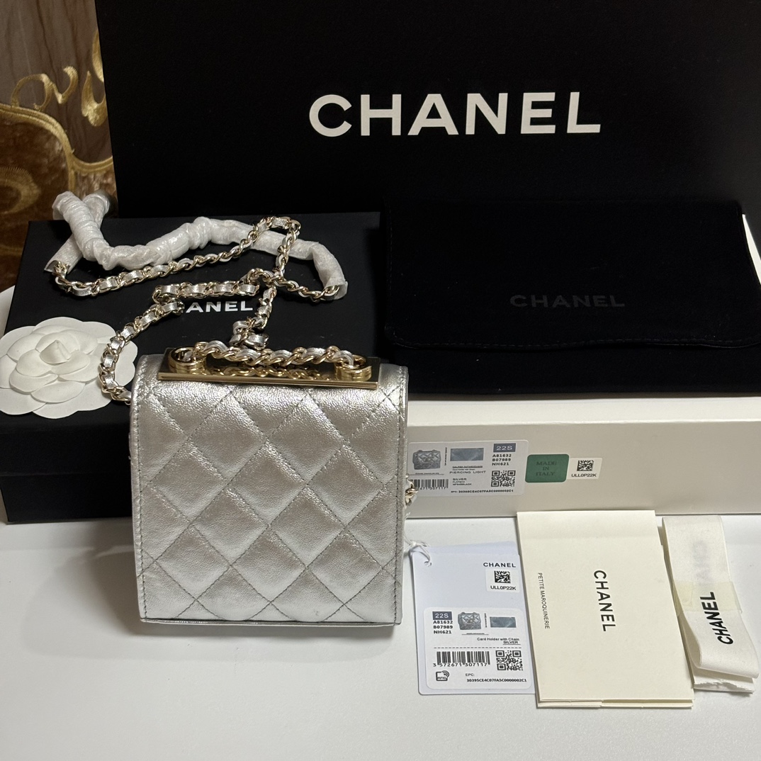 Trendy CC Mini Quilted Metallic Lambskin Shoulder Bag in Metallic Silver (Gold Hardware)