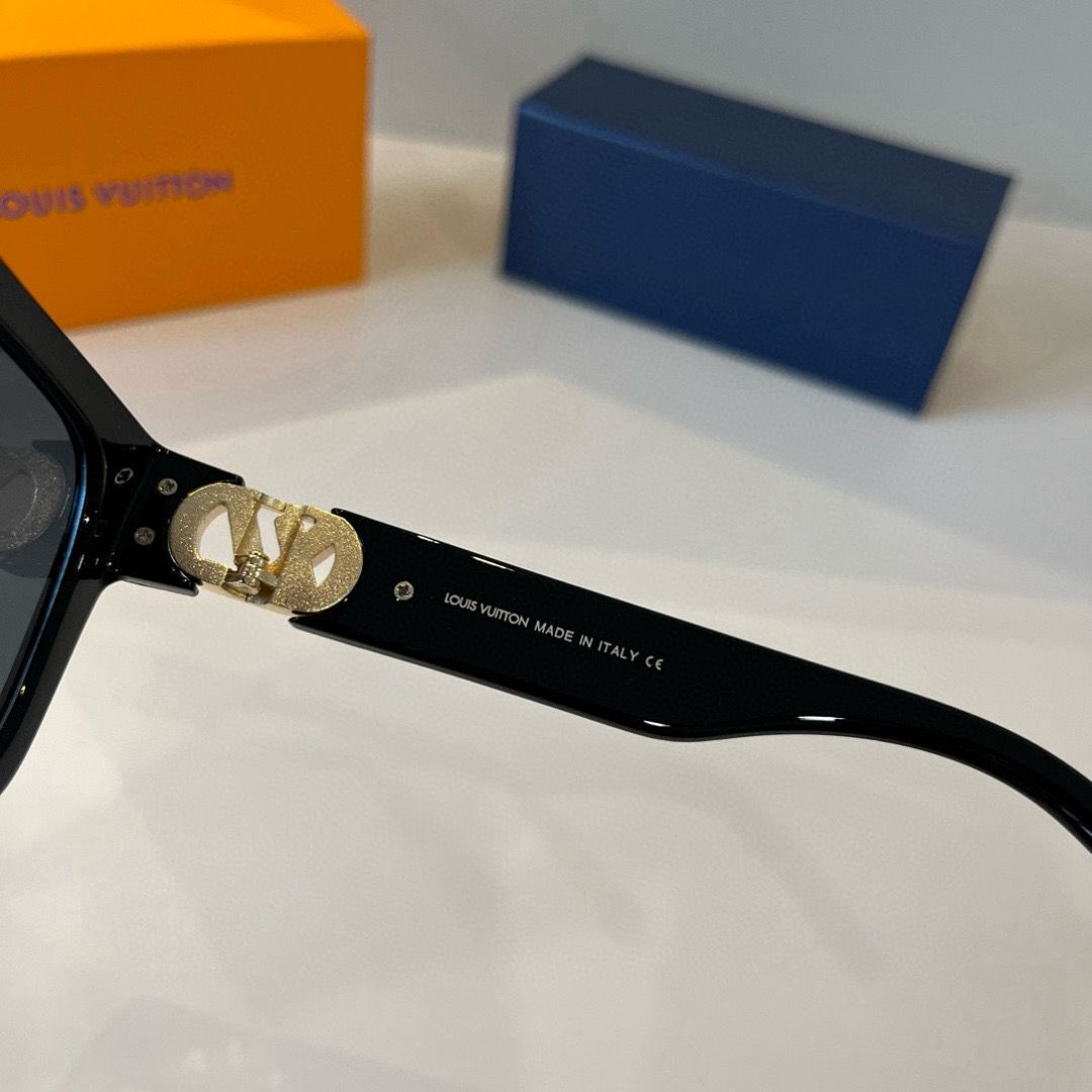 Louis Vuitton LV GO-14 Round Sunglasses