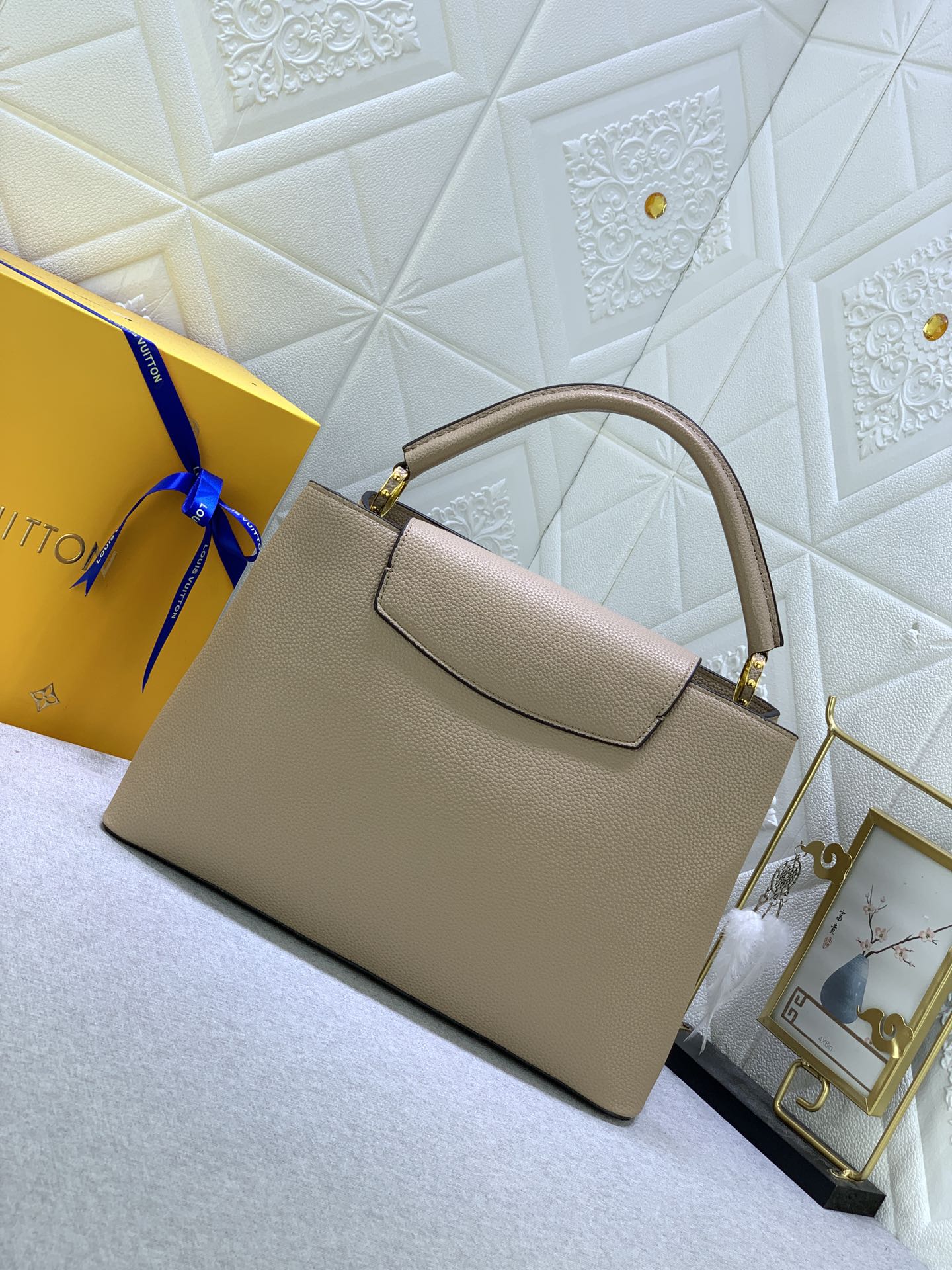 Louis Vuitton Capucines Mm Grey