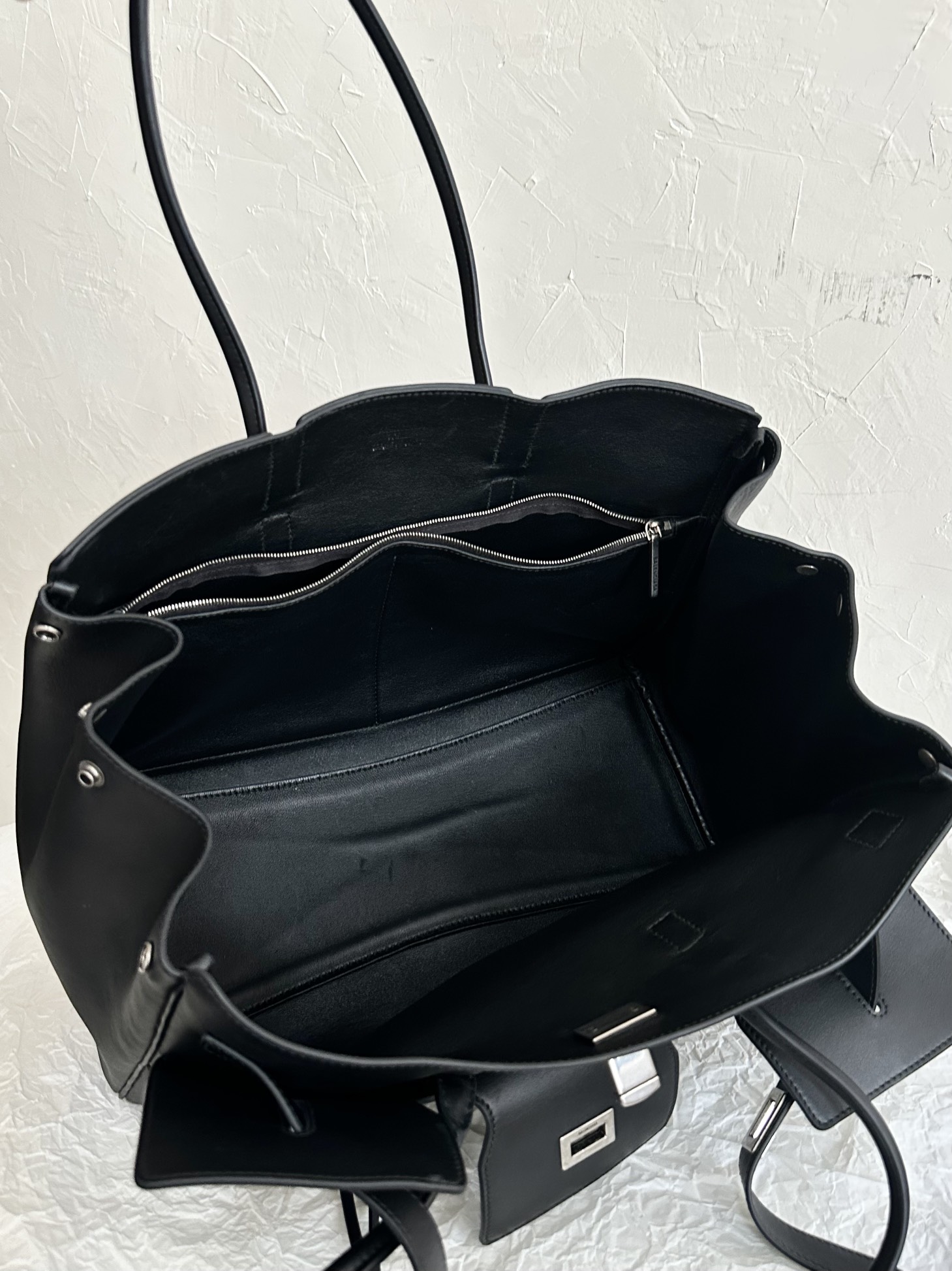 Balenciaga-Bel Air Medium Carry All Bag in Black
