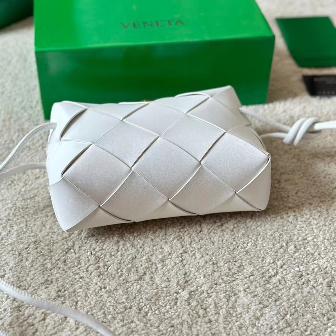 Bottega Veneta Small Camera Bag Mxn 52 400 White 18Cm