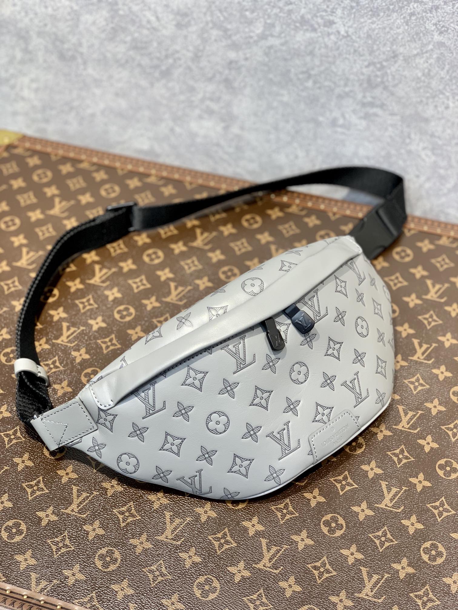 Louis Vuitton Discovery Bumbag Grey 26Cm For Men