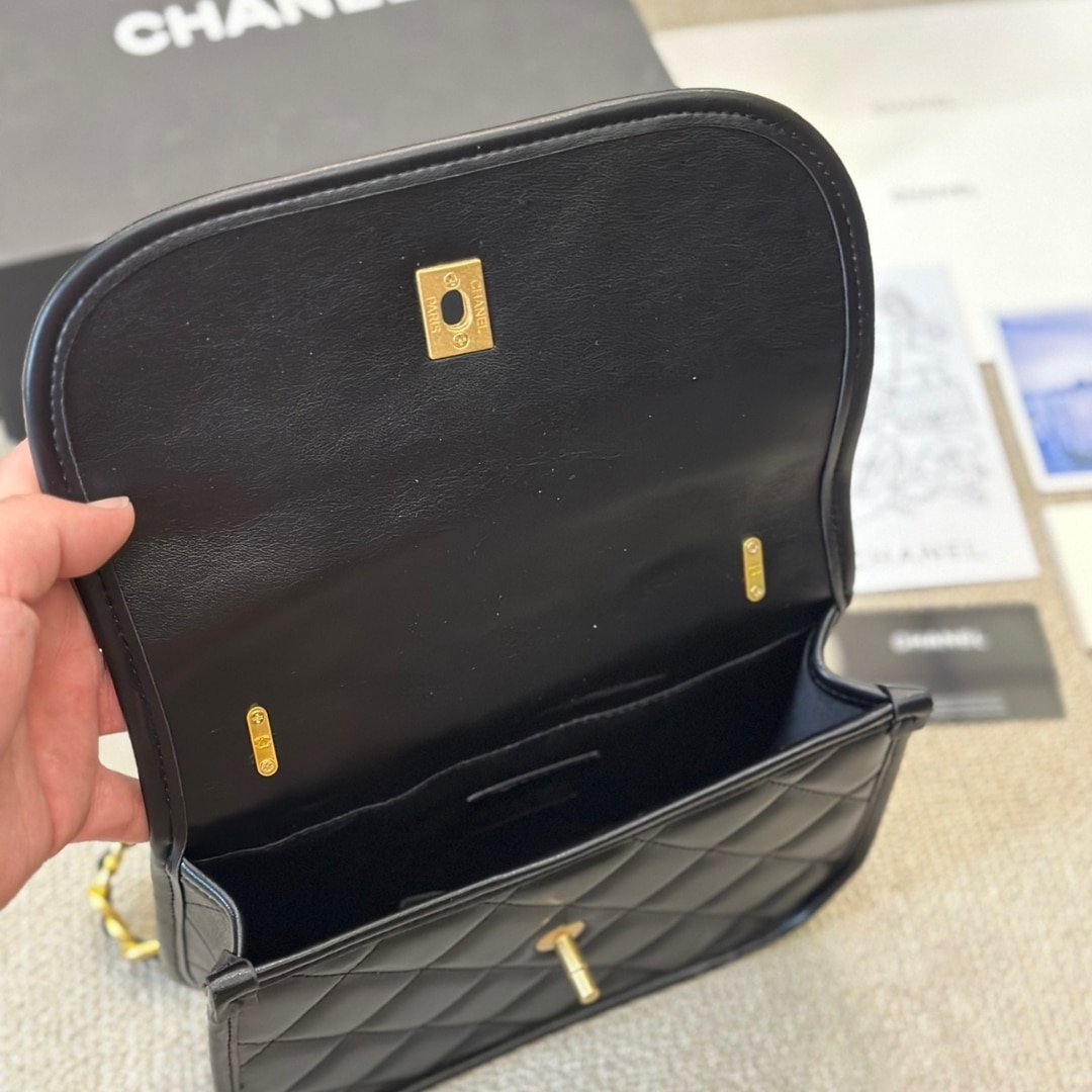 Chanel Crossbody Bag Leather And Gold Tone Metal Black 23Cm As4845 B16235 94305