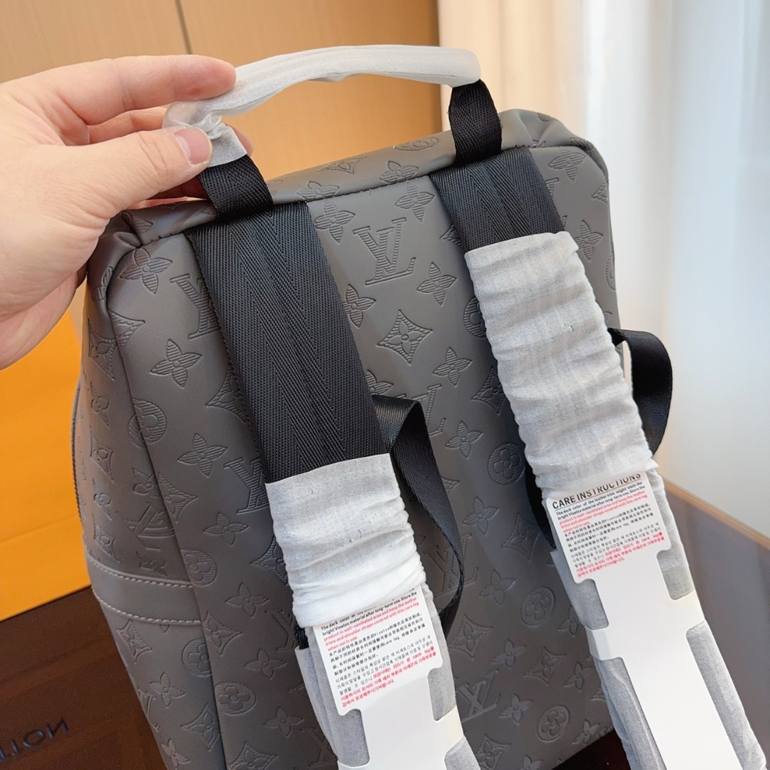 Louis Vuitton Discovery Backpack Anthracite Gray 28Cm M46557