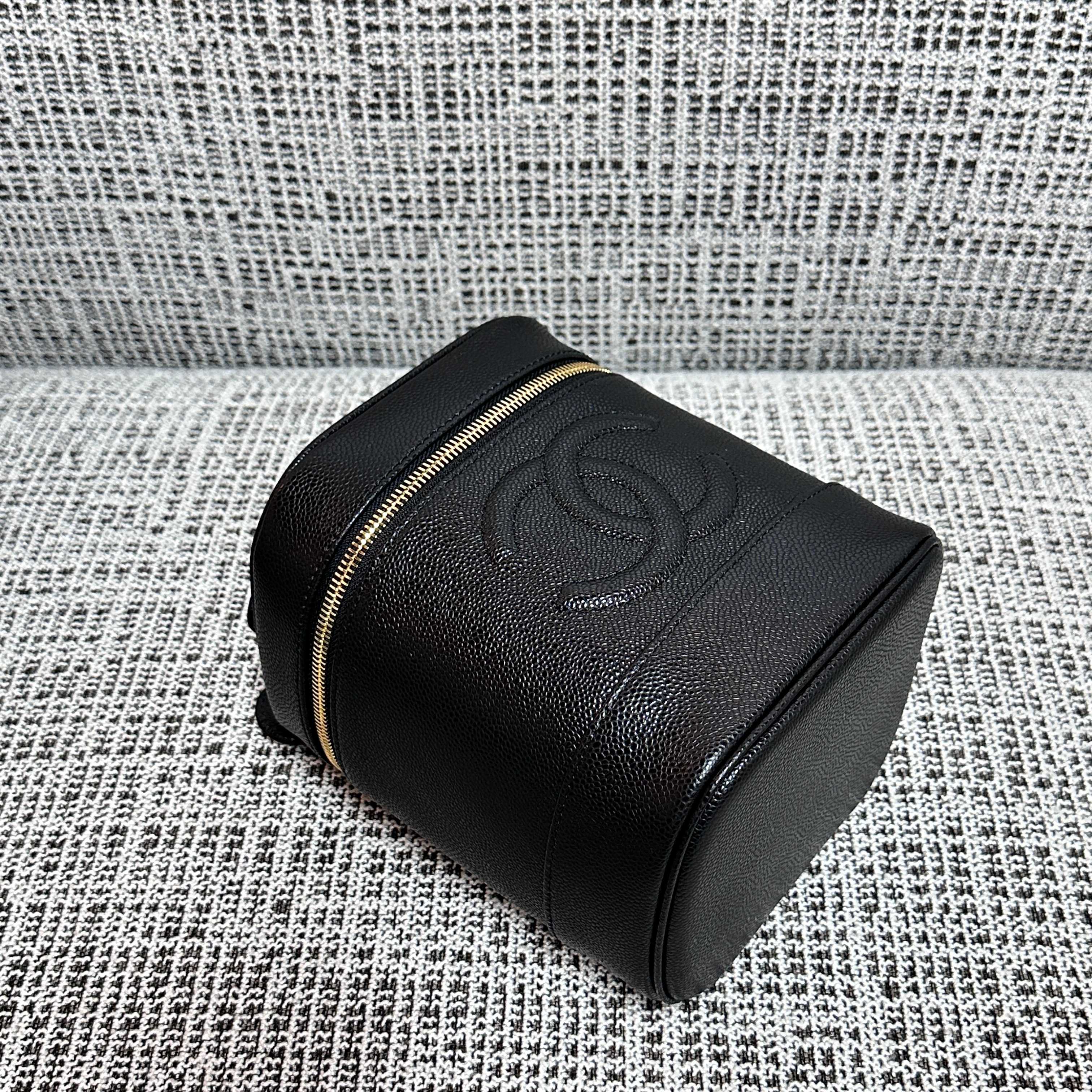 Vintage Caviar Leather CC Embossed Vanity Case Cosmetic Bag in Black (Gold Hardware)