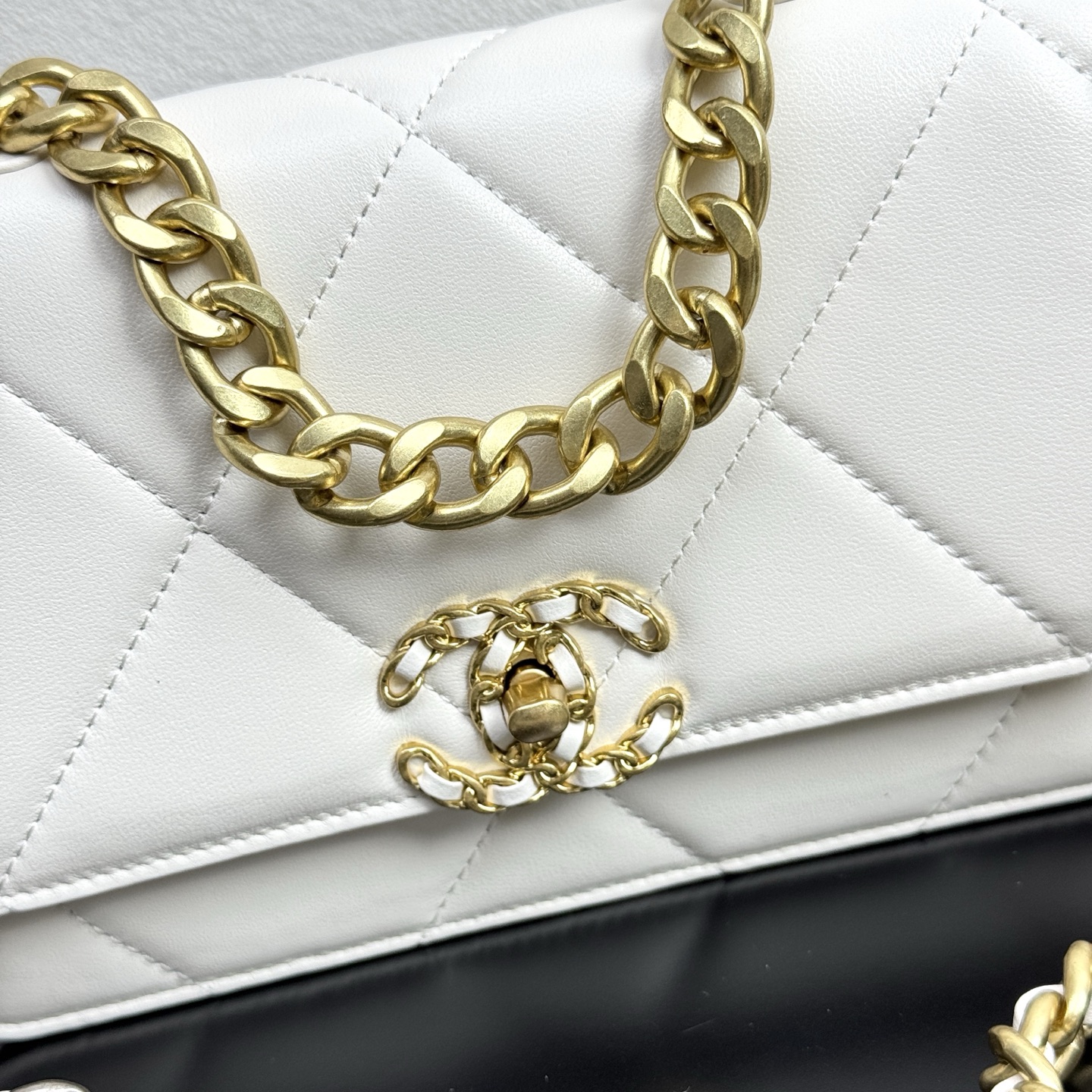 19 WOC Quilted Lambskin Shoulder Bag in White (Tri-Tone Hardware)
