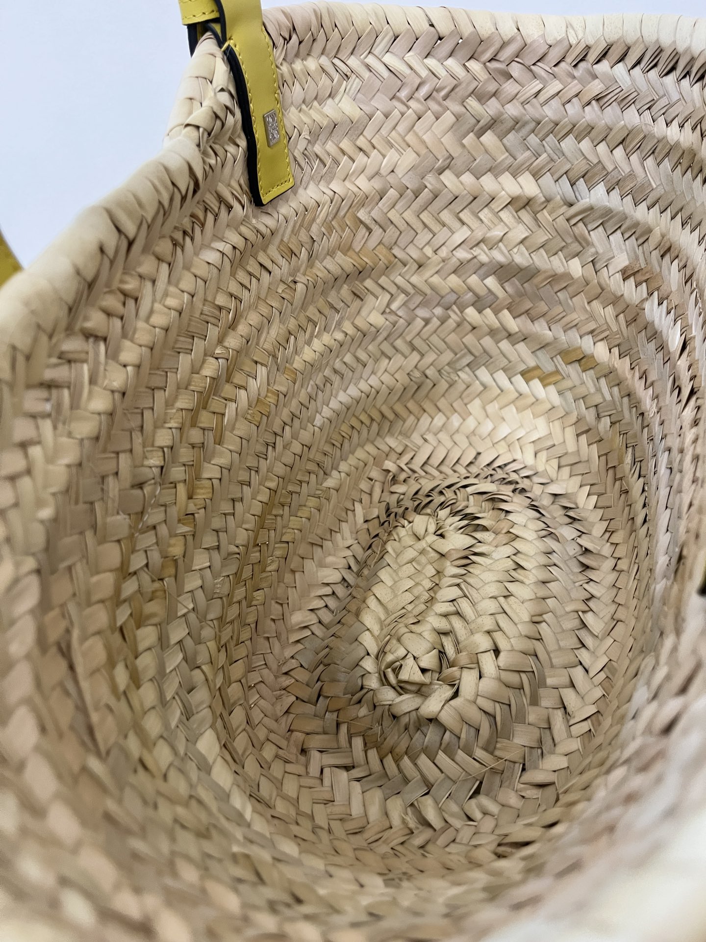 Loewe-Basket bag in palm leaf and calfskin-
