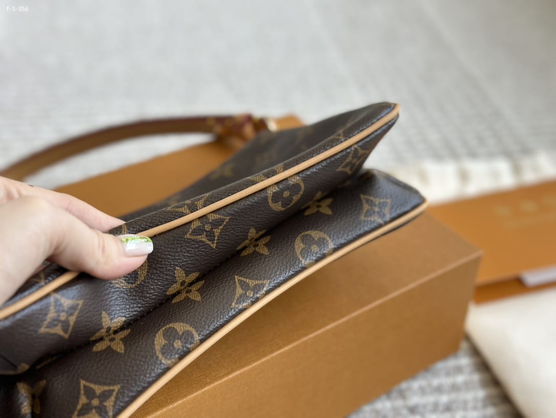 Louis Vuitton Liv Pochette Monogram Canvas 24Cm M83008