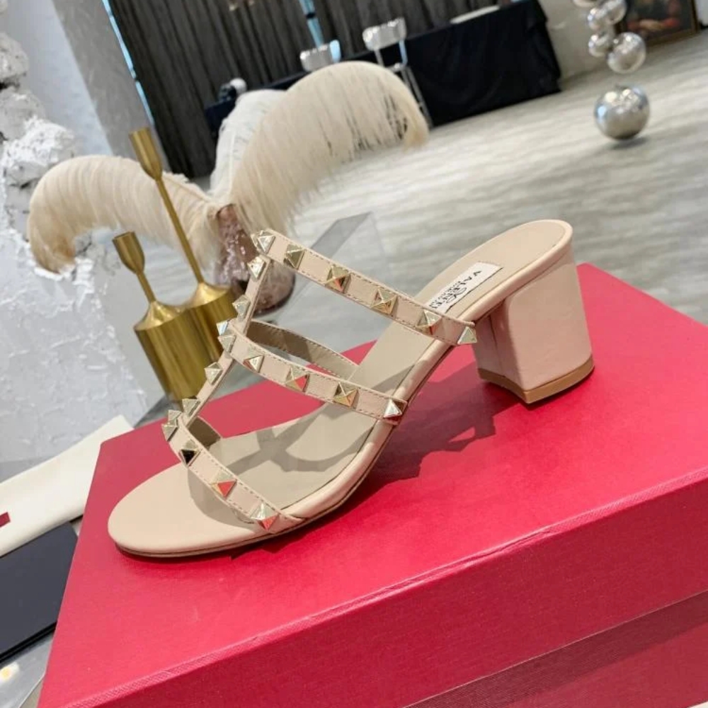 Valentino Garavani Rockstud Slide Sandal In Laminated Nappa Beige 7W2S0C47Vod P45
