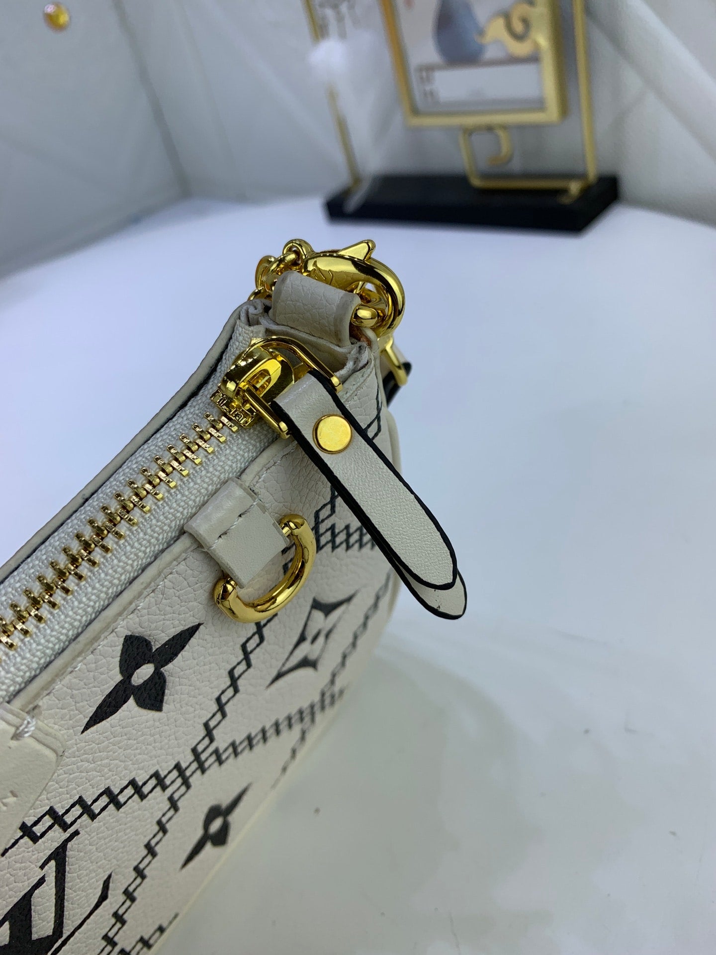 Louis Vuitton Easy Pouch On Strap White 19Cm