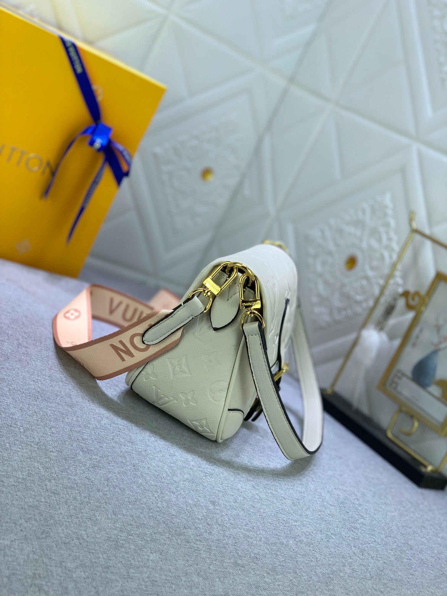 Louis Vuitton Diane Monogram In Cream 23Cm M46386