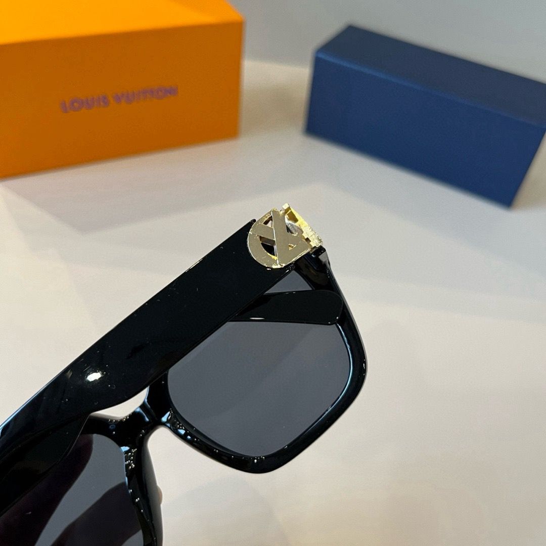 Louis Vuitton LV GO-14 Round Sunglasses