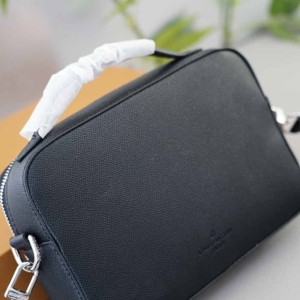 Louis Vuitton Avenue Messenger Bag Black 23Cm M11657