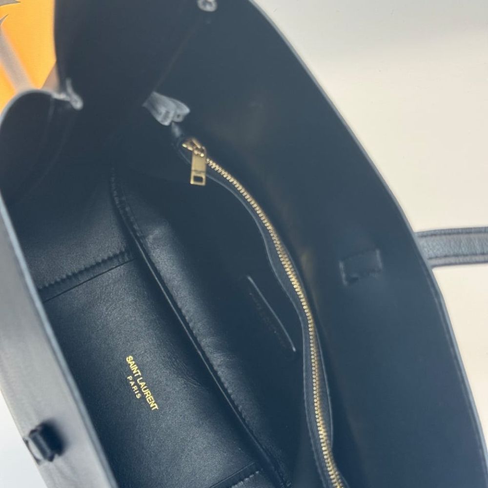 Saint Laurent Le 5 À 7 Supple Large In Grained Leather Black 31Cm 753837Aaauq1000
