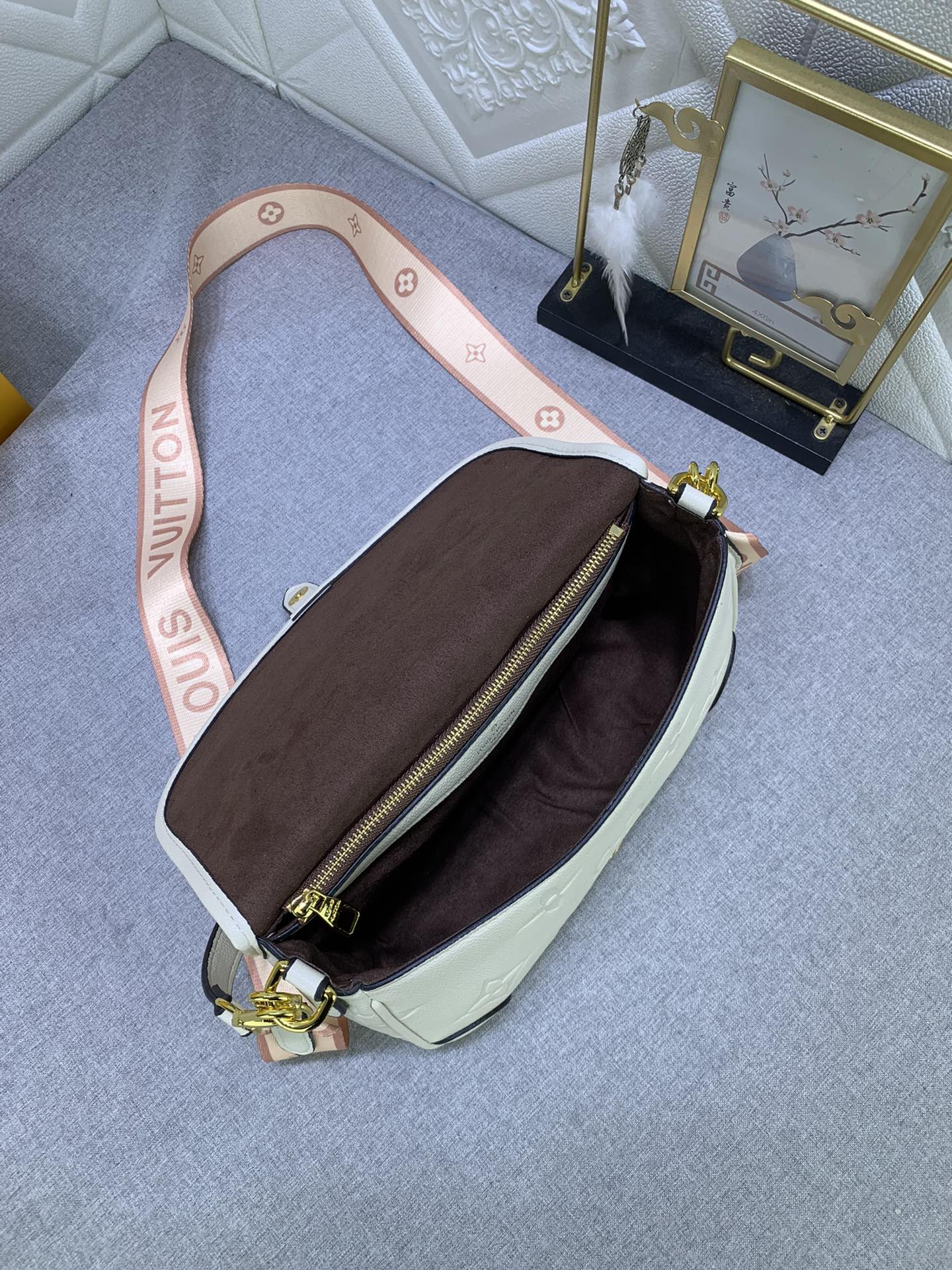 Louis Vuitton Diane Monogram In Cream 23Cm M46386