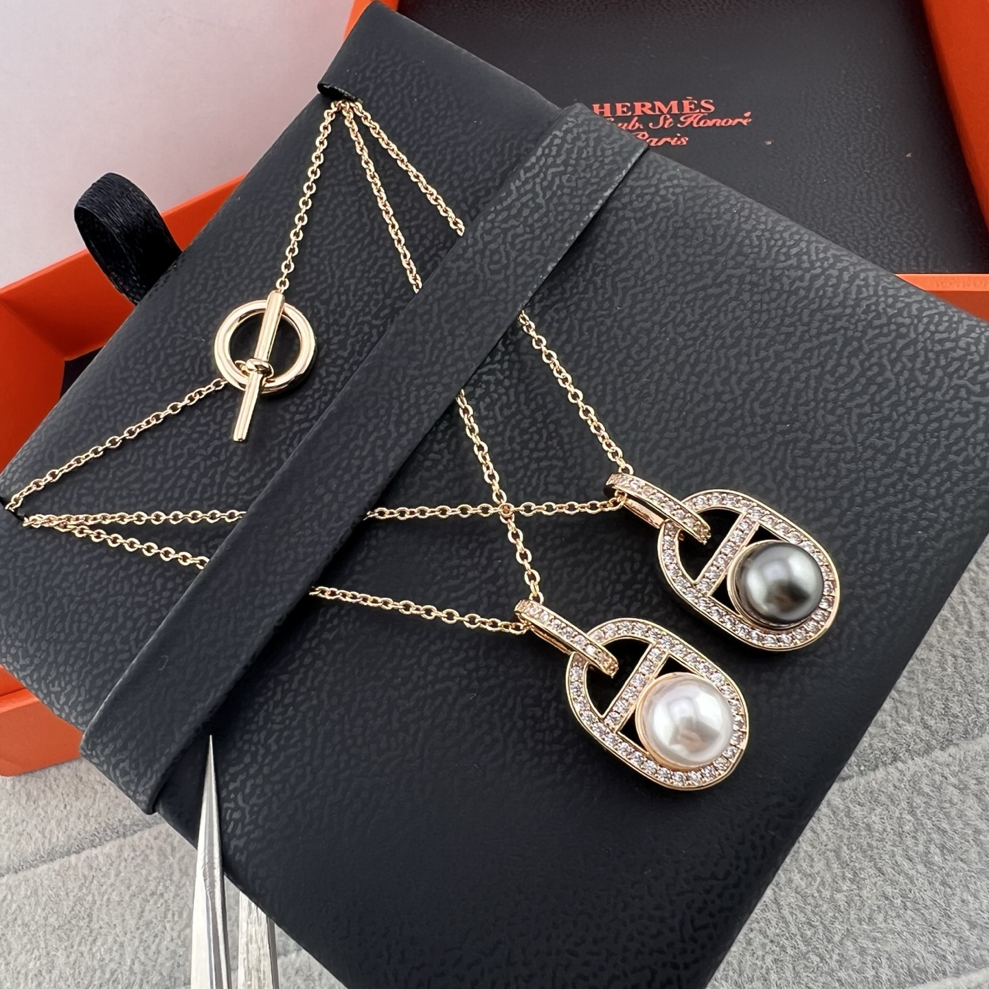 Diamond-encrusted pearl clasp necklace