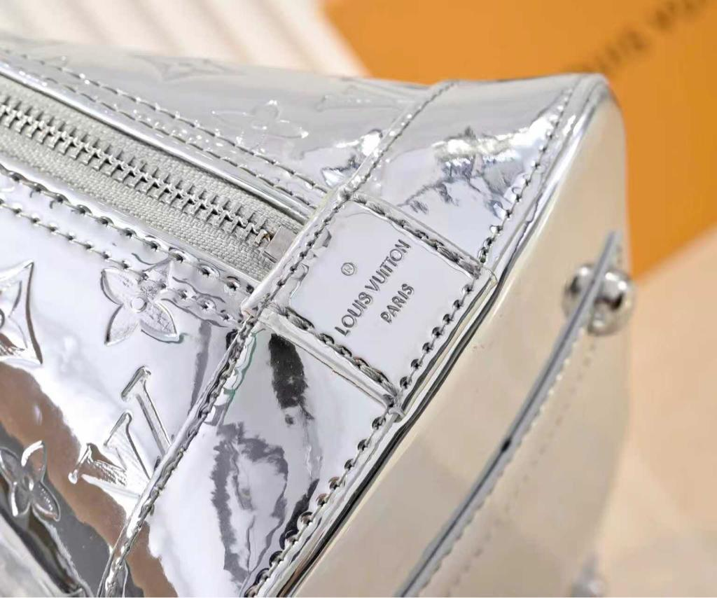 Louis Vuitton Alma Travel 39/15.4in M26410