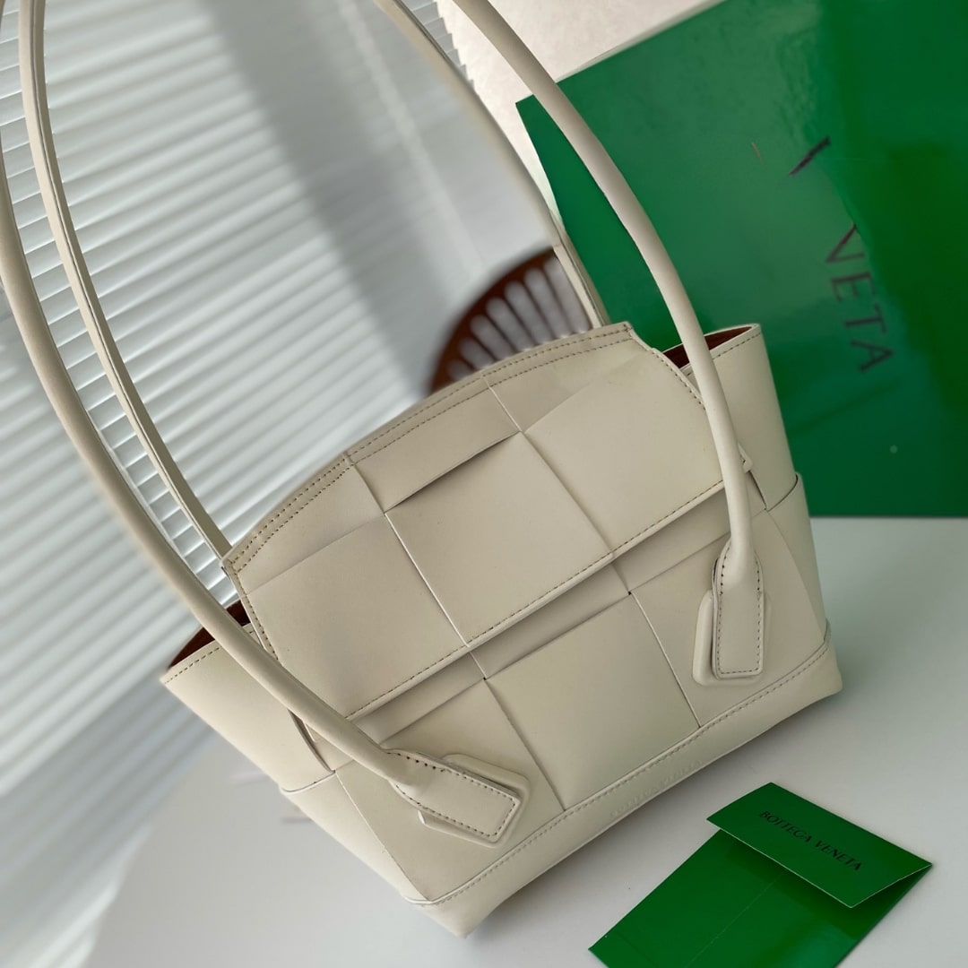 Bottega Veneta Arco Handbag Leather In White 20Cm
