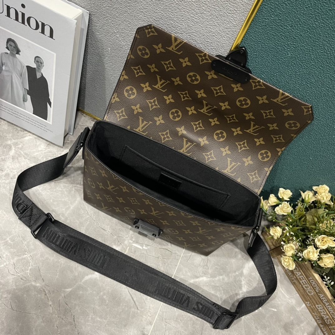 Louis Vuitton S Cape Messenger Monogram Brown 28Cm