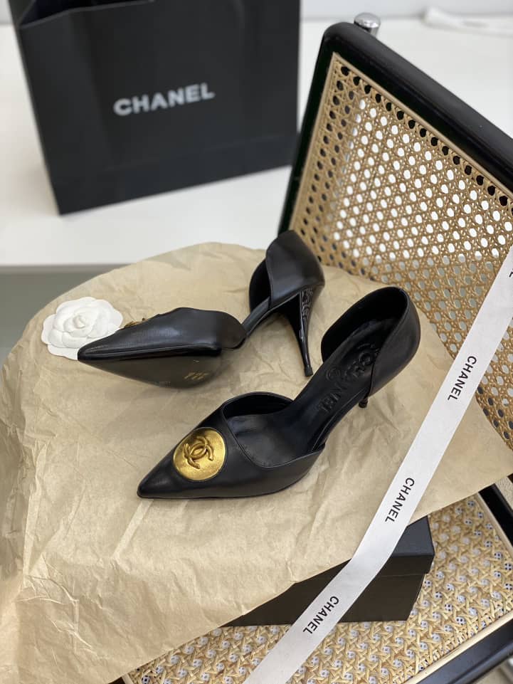 Chanel Cc Logo Heels In Black