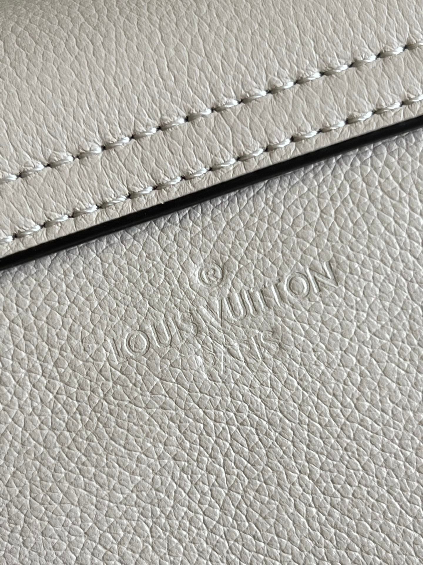 Louis Vuitton Lockme Tender 19Cm Quartz White Bag