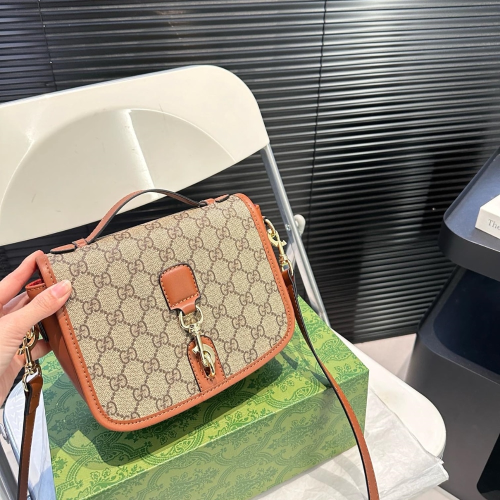 Gucci Gg Emblem Mini Shoulder Bag Beige And Dark Brown 20Cm ‎815211 Fad6L 9758