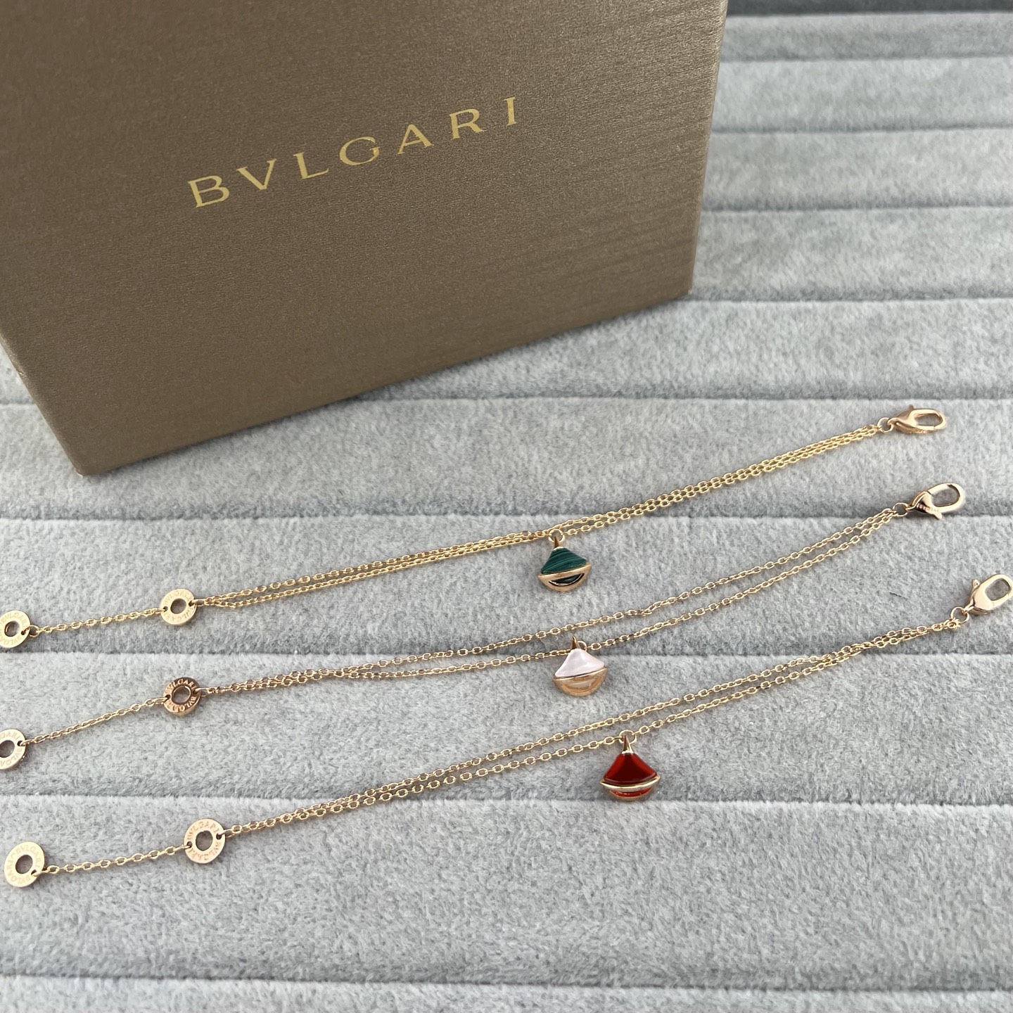 Skirt-shaped charm bracelet