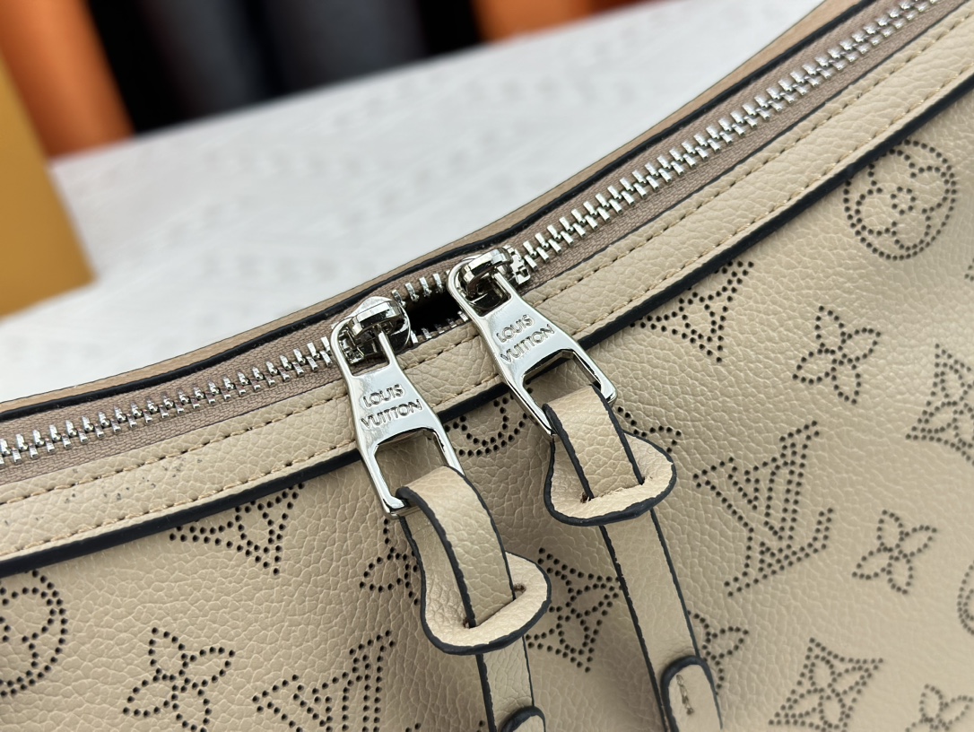 Louis Vuitton Hand It All Pm Galet 29Cm M24255