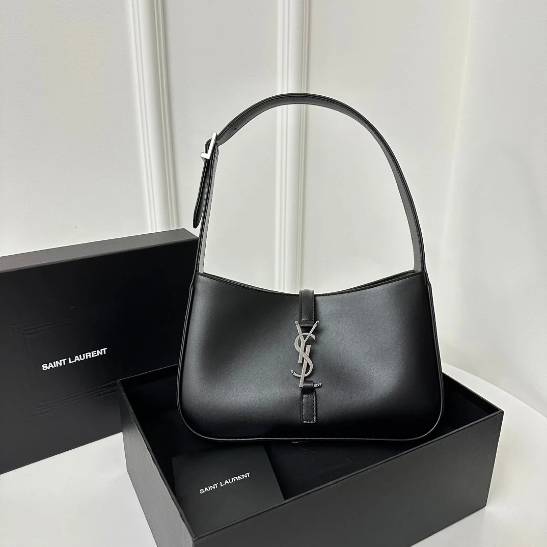 Le 5 a 7 24 Black Lambskin Shw