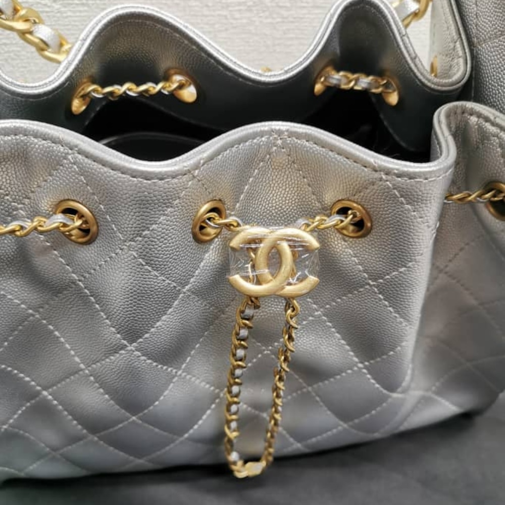 Chanel 25 Small Handbag Metallic Grained And Gold Tone Metal Silver 26cm AS5293 B20405 NZV67