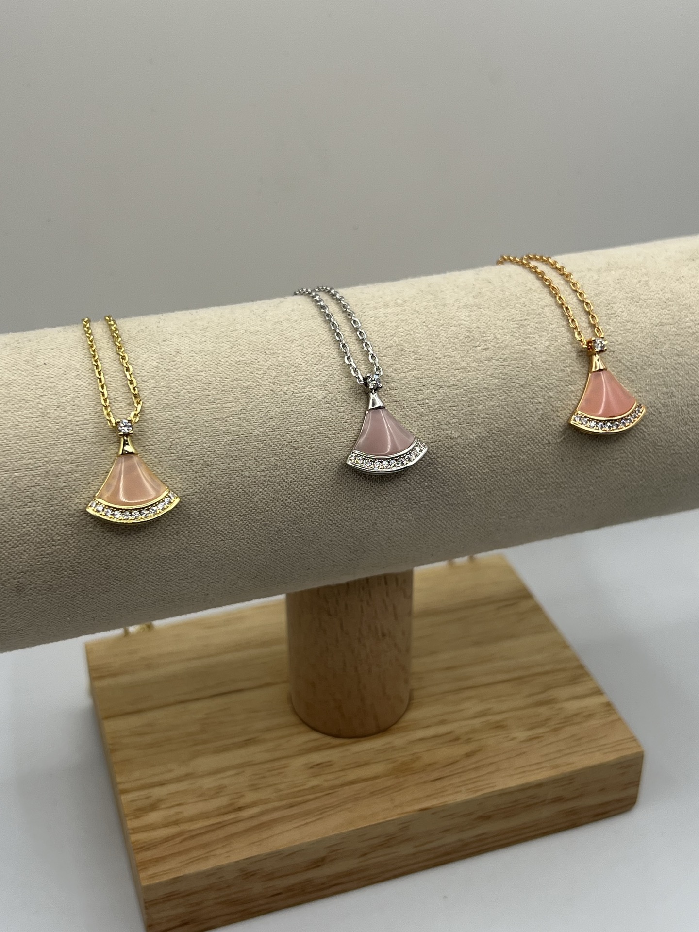 Bulgari 358365 Divas' Dream Necklace Jelly Pink 41 - 43 cm