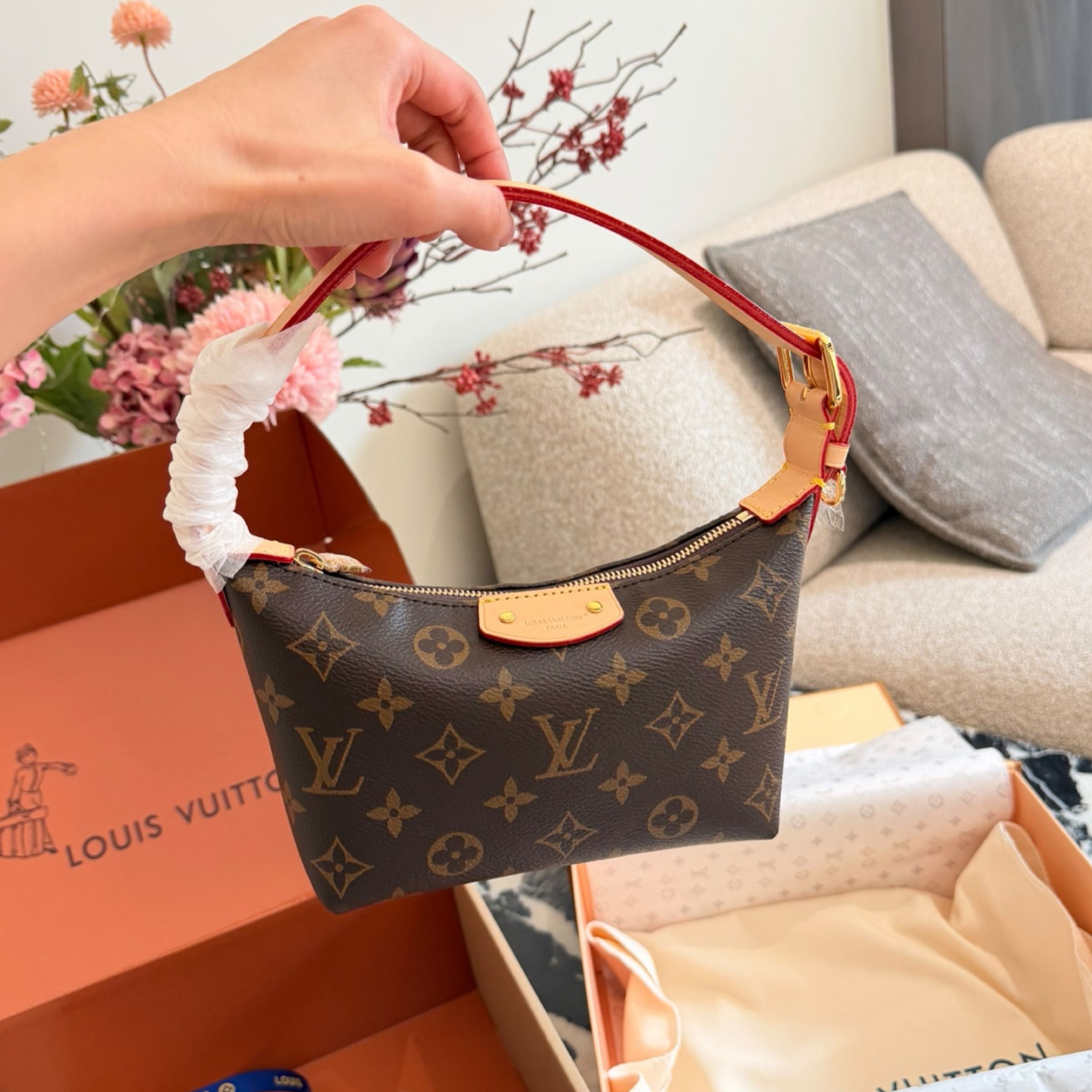 Louis Vuitton Pochette Hills Bag Monogram 18.5cm M27509
