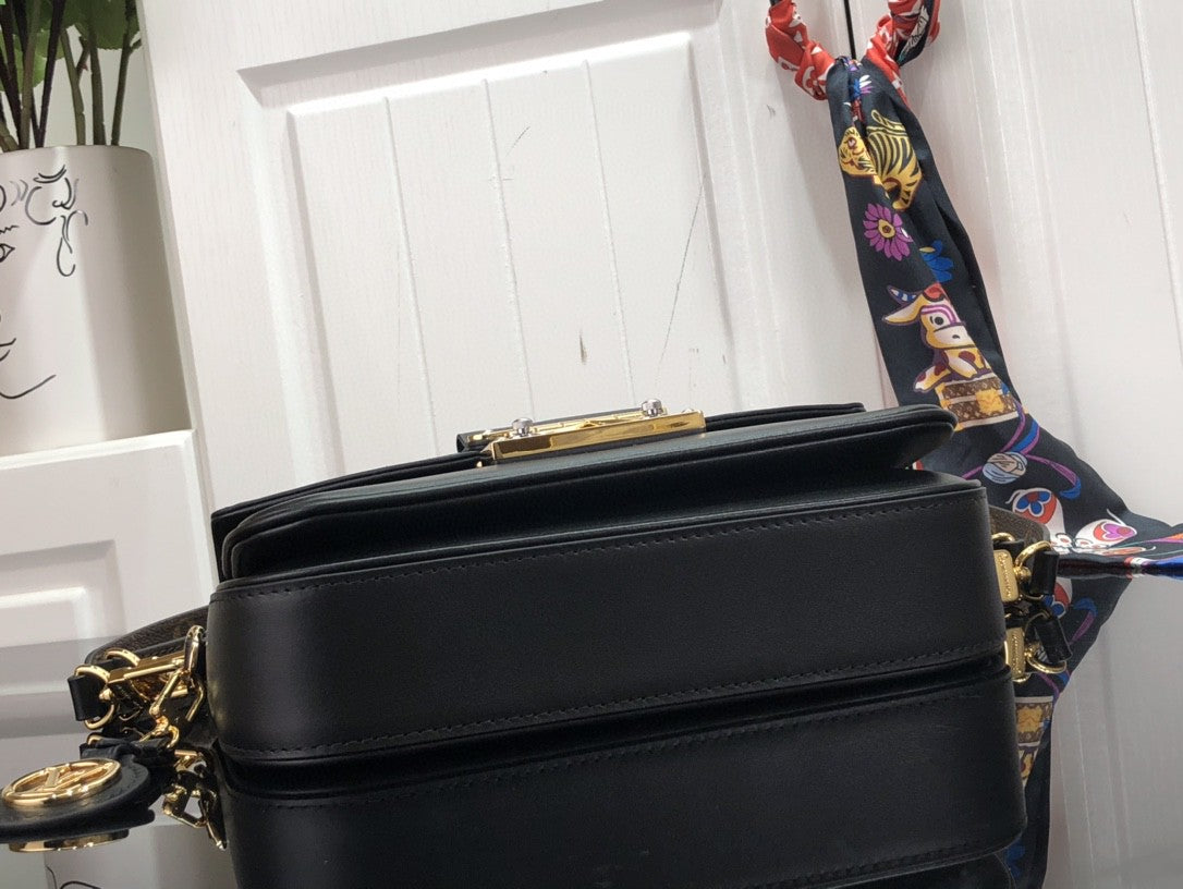 Louis Vuitton Swing 24Cm Black