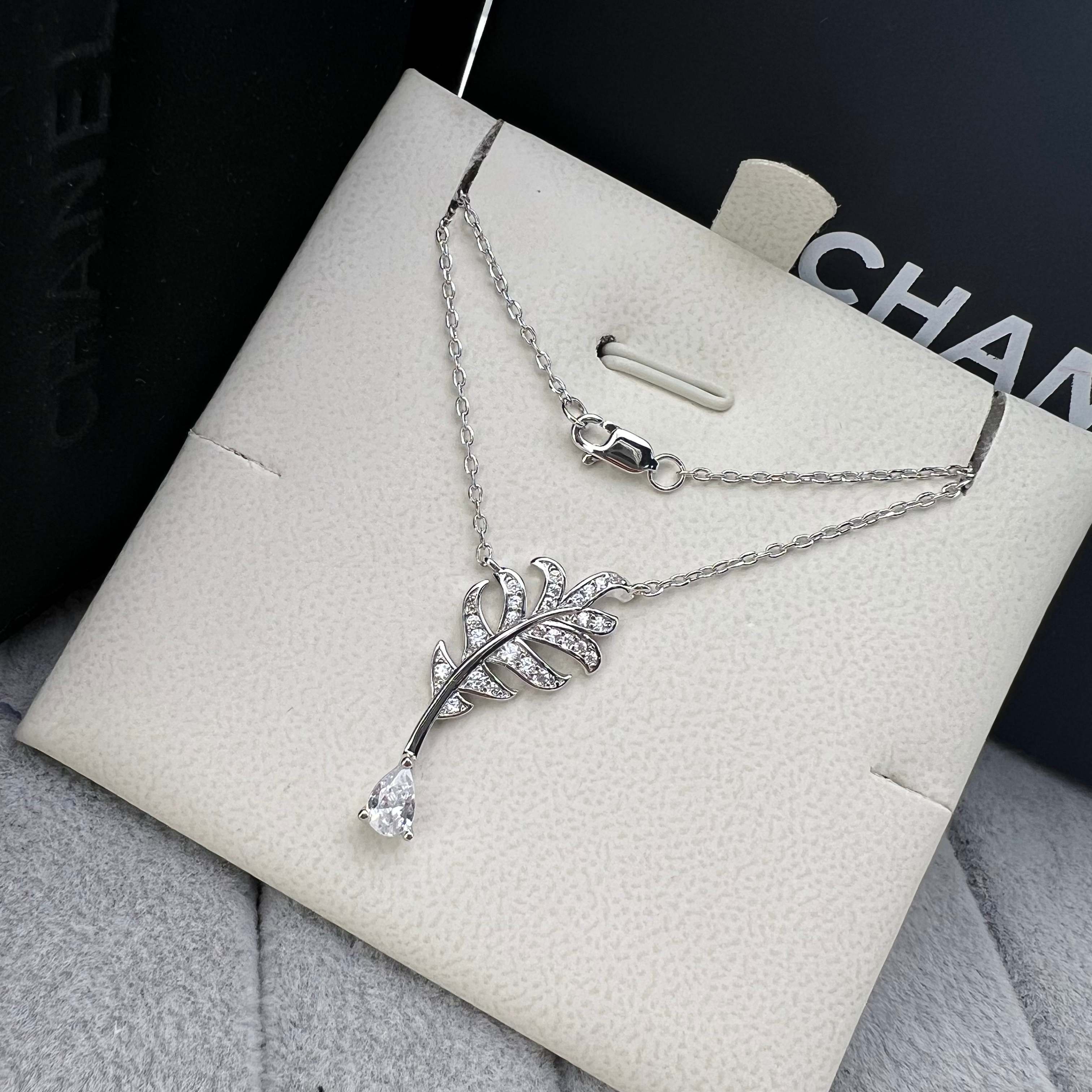 Waterdrop rhinestone platinum feather necklace