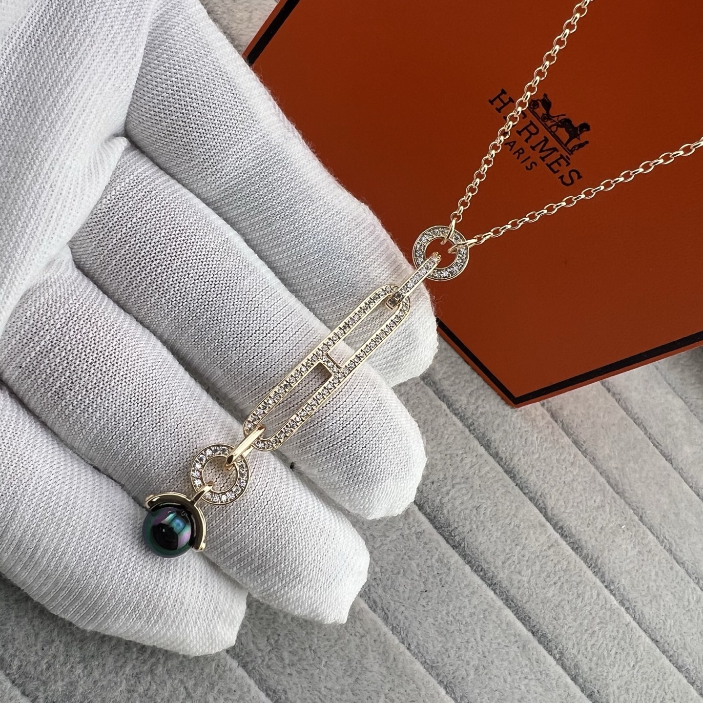 Pearl pendant necklace