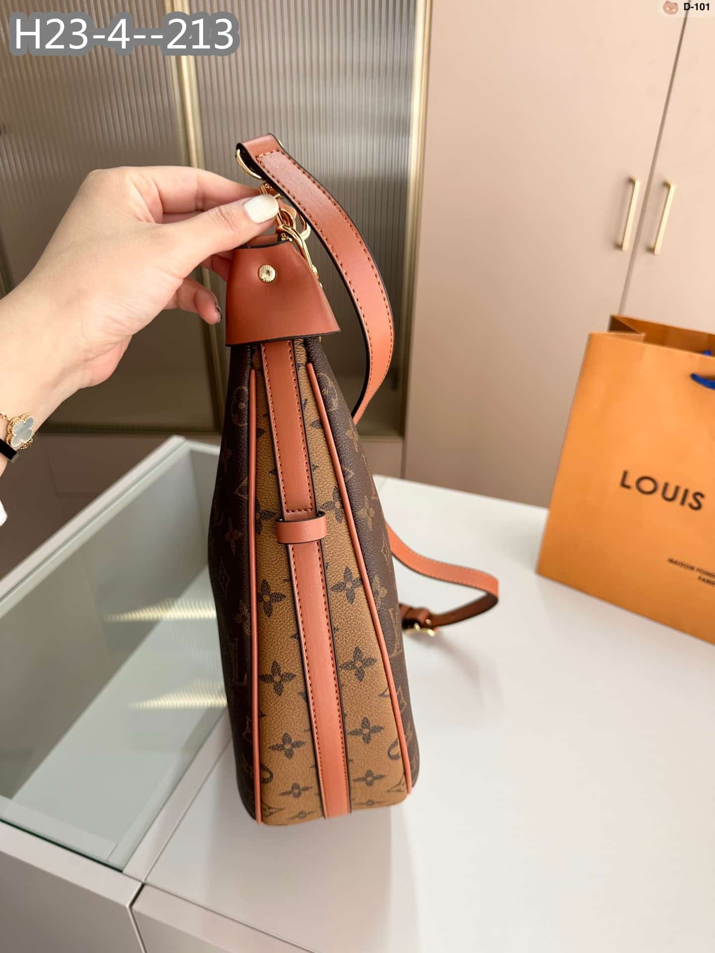 Louis Vuitton Loop Hobo Monogram Canvas Brown 35Cm M46311