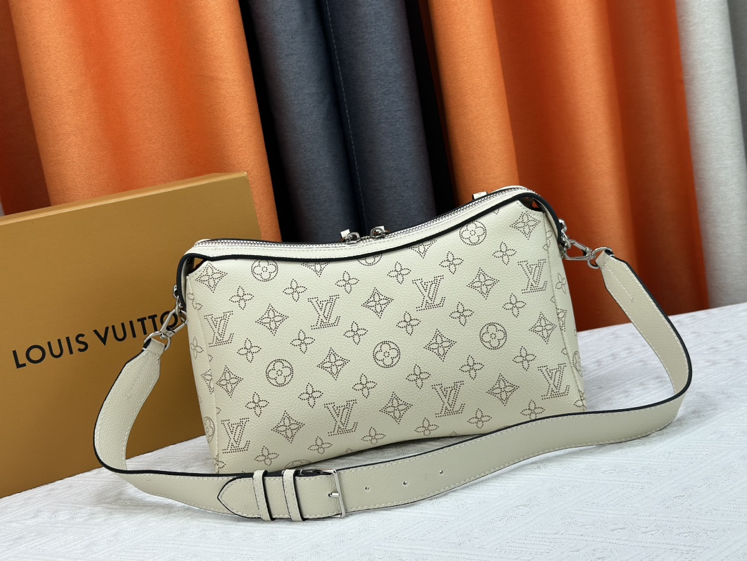 Louis Vuitton Hand It All Pm Creme 29Cm M24114
