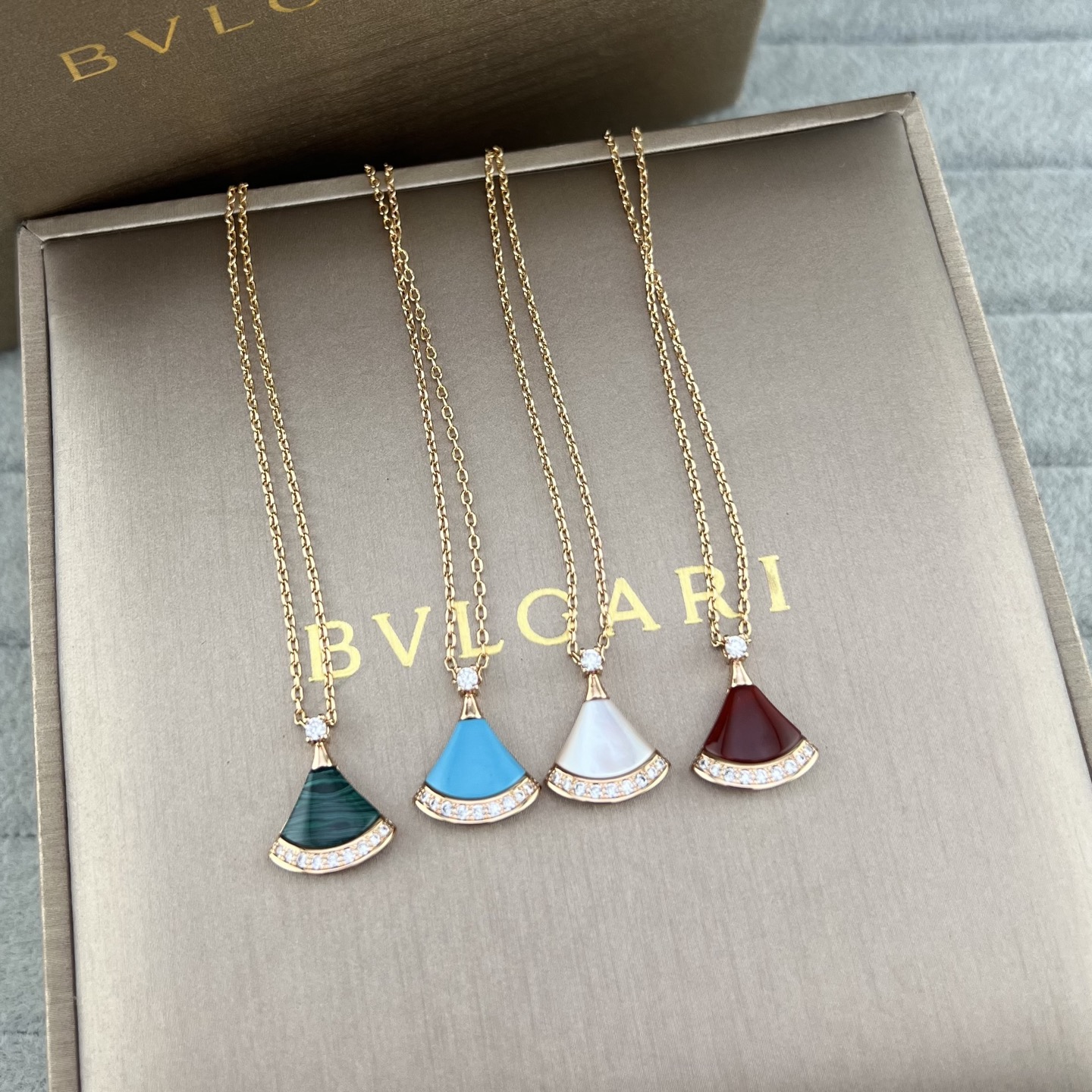 Rose gold and diamond fan skirt shaped necklace
