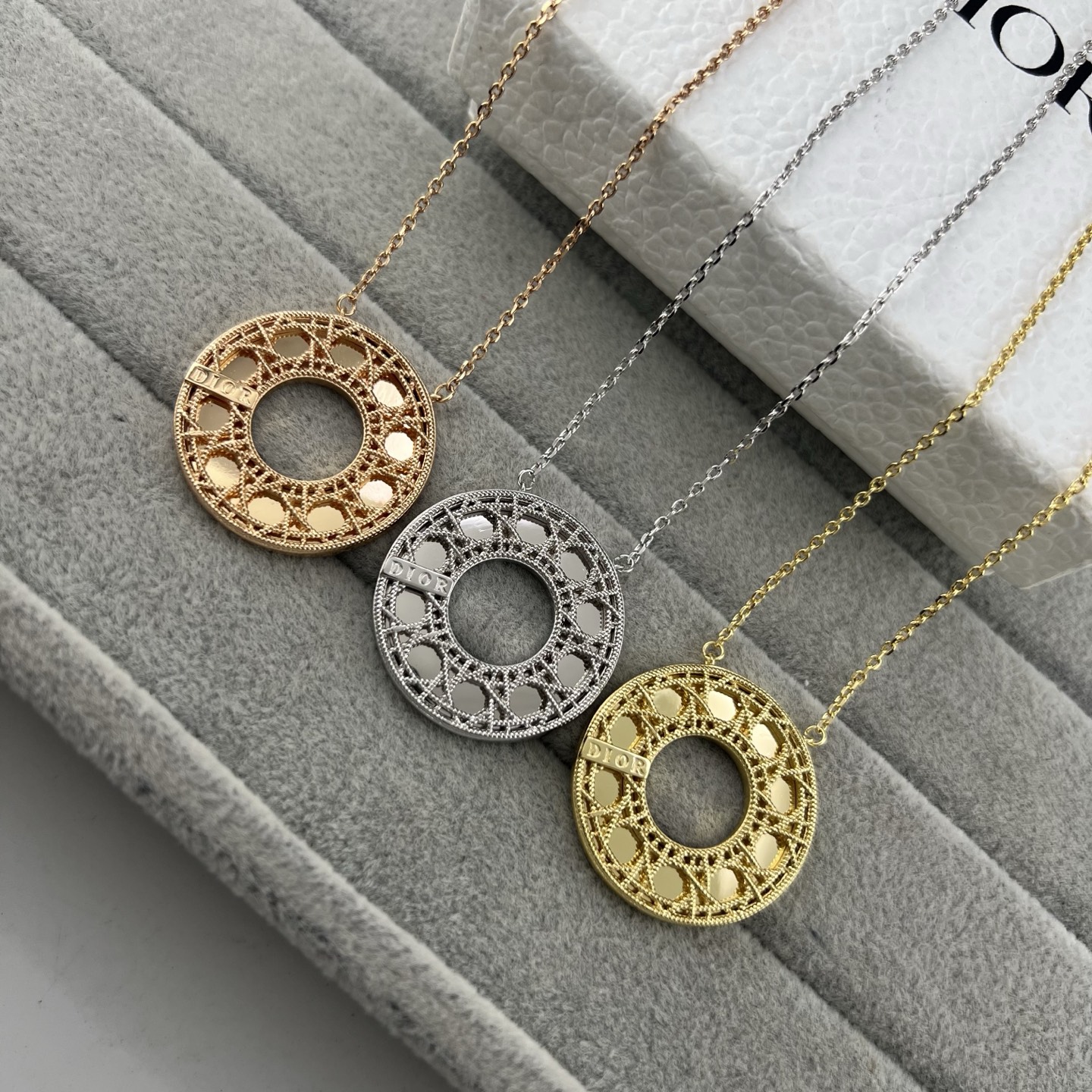 Large Pendant Necklace with Twisted-Wire Diamond-Pattern Design in Polished Gold