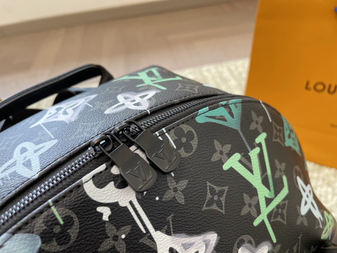 Louis Vuitton Discovery Backpack Graffiti Green 36Cm M21395