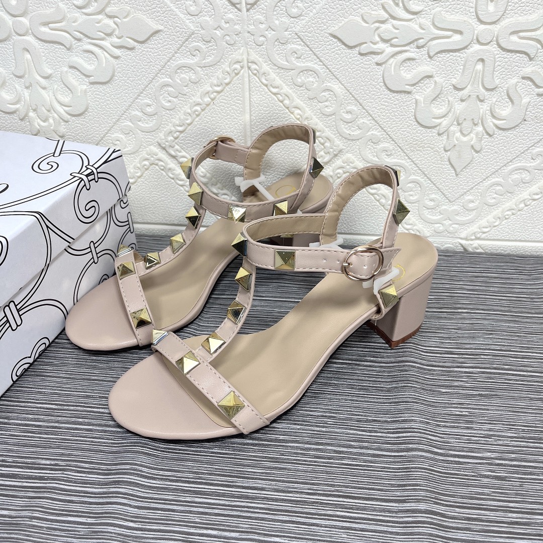 Valentino Garavani Rockstud Calfskin Leather Sandal Beige