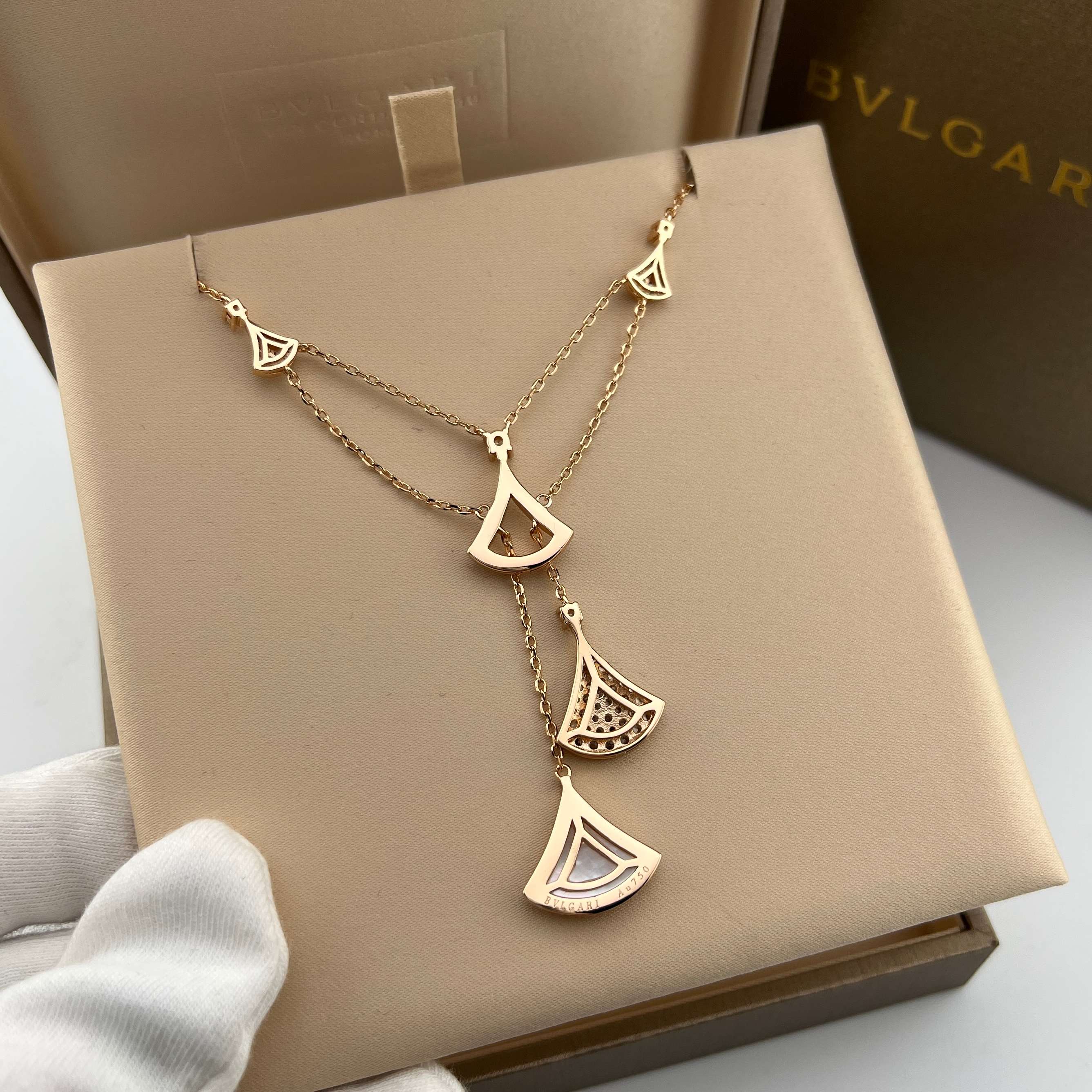 Rose gold fan-shaped diamond pendant necklace