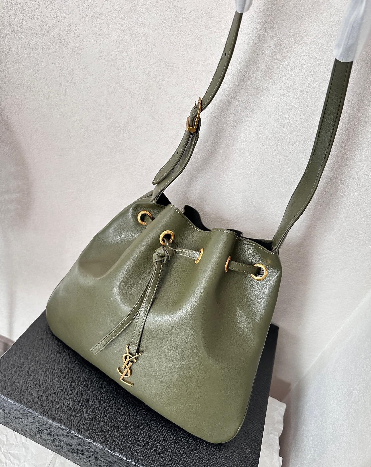Saint Laurent Paris Vii Medium Flat Hobo Bag In Smooth Leather Army Green 28Cm