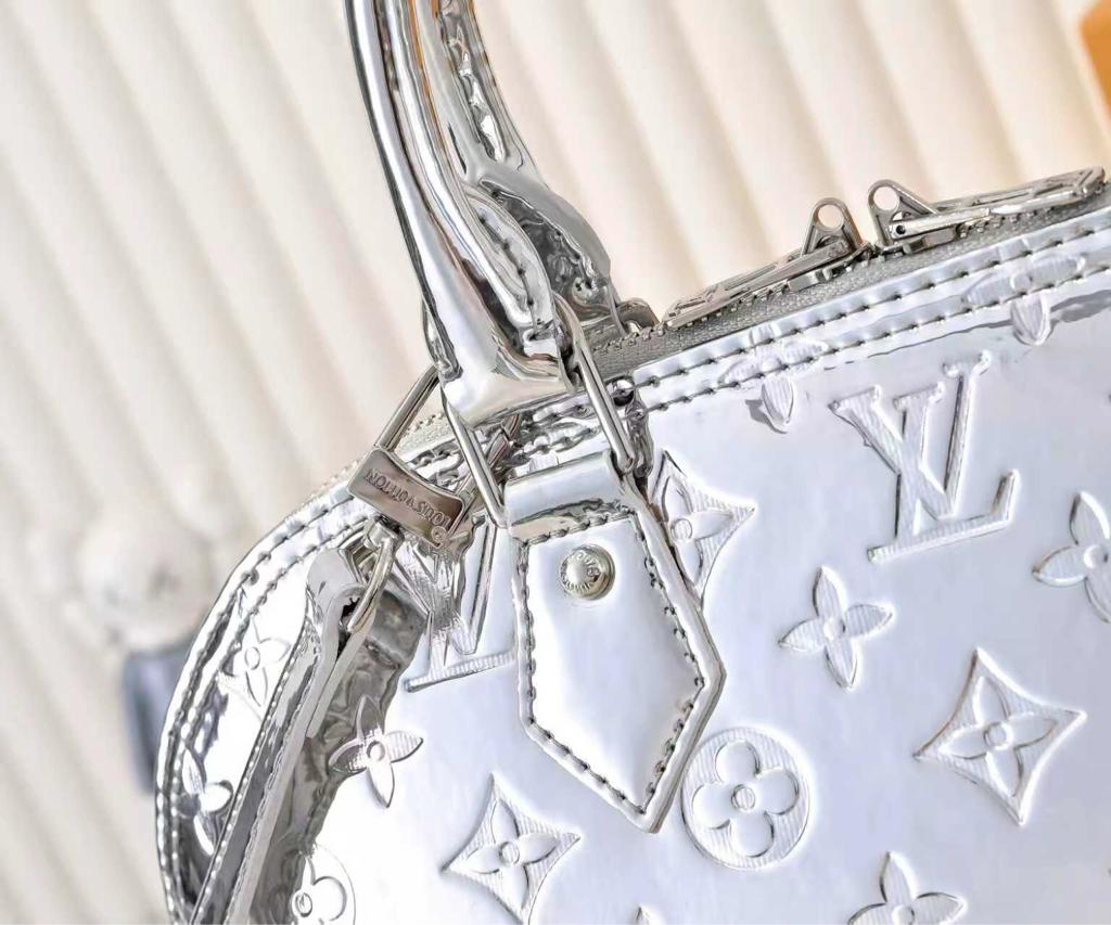 Louis Vuitton Alma Travel 39/15.4in M26410