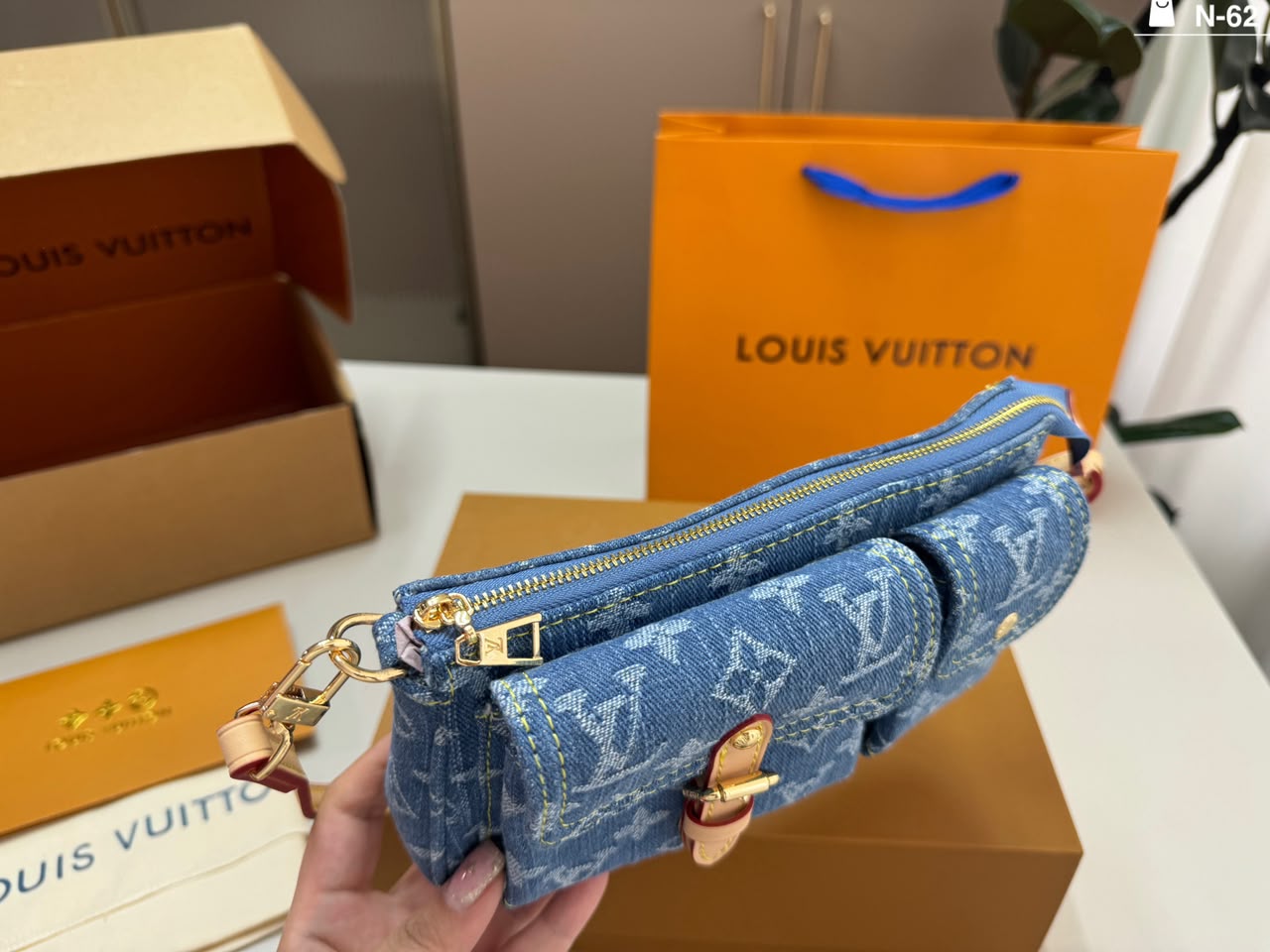 Louis Vuitton Accessoire Cargo Pochette Bag 23.5cm M27602