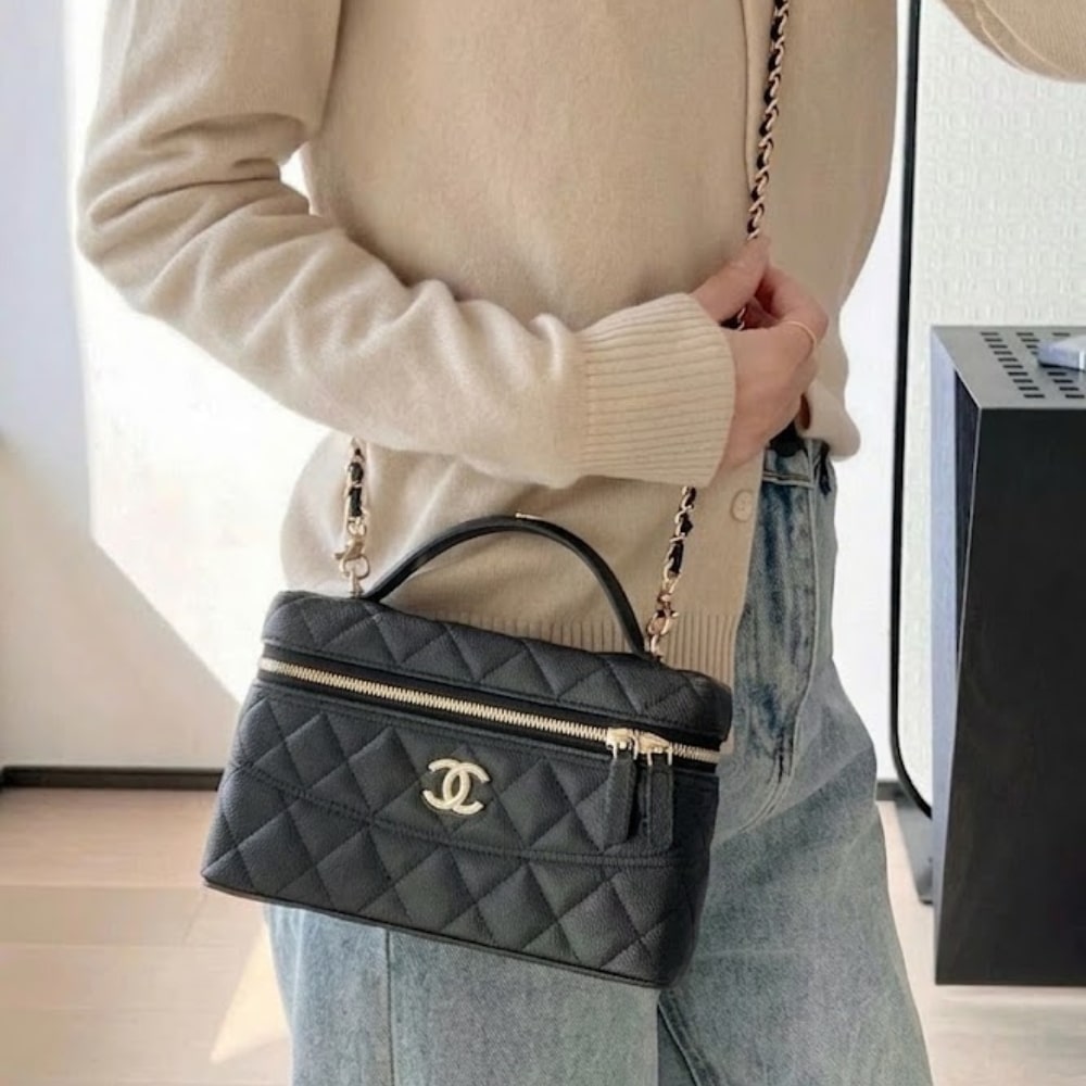 Chanel 25C Vanity With Chain Gold Hardware Black 19Cm