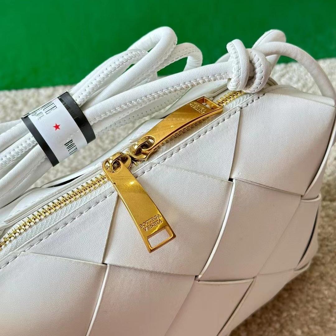 Bottega Veneta Small Camera Bag Mxn 52 400 White 18Cm