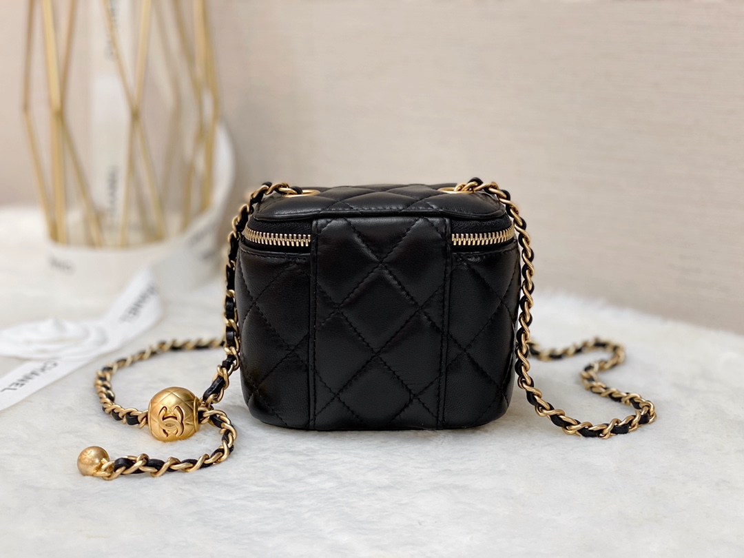𝐂𝐡𝐚𝐧𝐞𝐥 Mini Pearl Ball Clutch